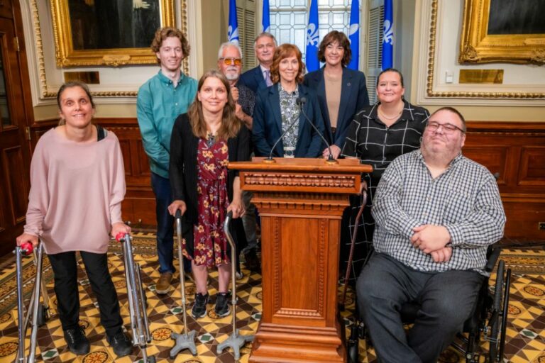 Délégation du RUTAL et d'usagers du transport adapté de lanaudière, accompagnés par l'ARUTAQ